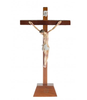 Crucifixo de Madeira com Cristo de Plástico com base 32 x 17 5 cm